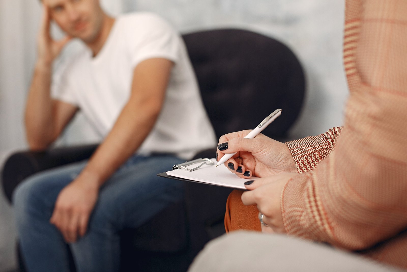 Homem em sessão de psicoterapia conversando sobre suas dificuldades